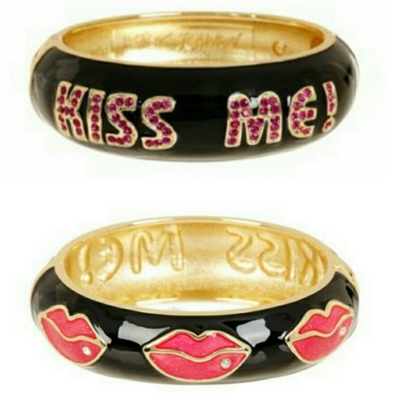 BETSEY JOHNSON First Date Collection Kiss Me Hinged Bangle Bracelet. - Picture 1 of 11